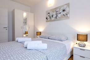 Apartments Tomana