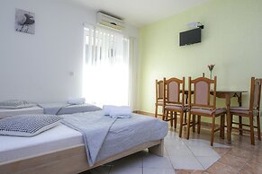 Pool Apartments Lucky Luke