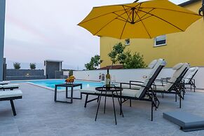 Pool Apartments Lucky Luke