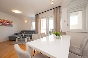 Funtastic Pool Villa Apartments