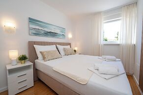 Funtastic Pool Villa Apartments