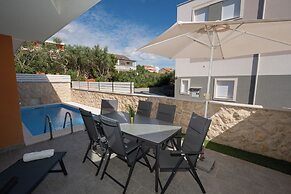 Funtastic Pool Villa Apartments