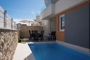Funtastic Pool Villa Apartments