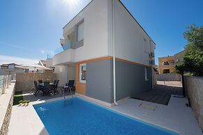 Funtastic Pool Villa Apartments