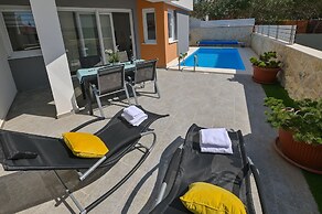 Funtastic Pool Villa Apartments