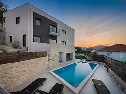 Villa Salt - 10 people, heated pool, Trogir, near beach & Split airpor