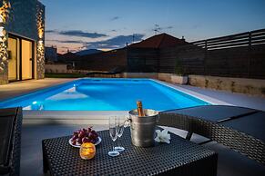 Villa Salt - 10 people, heated pool, Trogir, near beach & Split airpor
