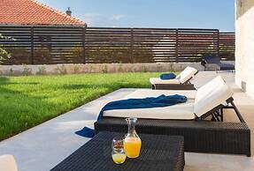 Villa Salt - 10 people, heated pool, Trogir, near beach & Split airpor