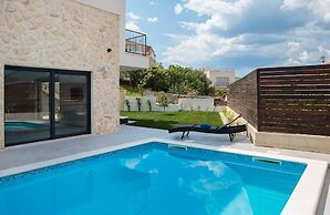 Villa Salt - 10 people, heated pool, Trogir, near beach & Split airpor