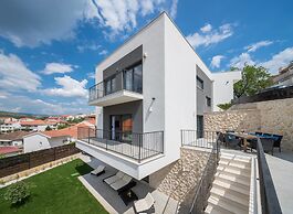 Villa Salt - 10 people, heated pool, Trogir, near beach & Split airpor