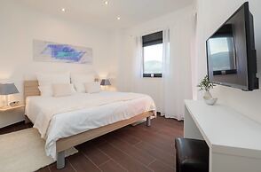 Villa Salt - 10 people, heated pool, Trogir, near beach & Split airpor