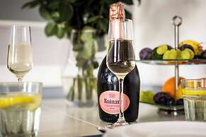 Main Square Apartments