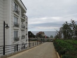 Black Rose Apartment