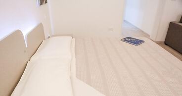 Ailanthus Holiday Suites