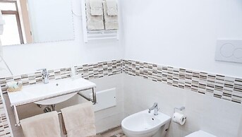 Ailanthus Holiday Suites