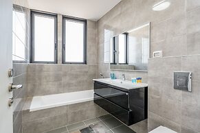 Fantastic View Top location Parking