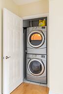 Simply Comfort, Stylish Downtown Apartment