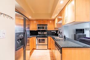 Simply Comfort, Stylish Downtown Apartment