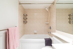 Simply Comfort, Stylish Downtown Apartment