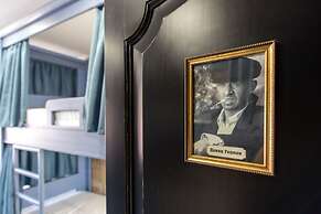 TsaTsa Hotel - Hostel