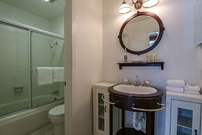 Sunshine Village 104 Beautiful, Convenient, and Close to it all by Red