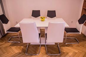 Exclusive Riverside Apartment In Heart Of Prague