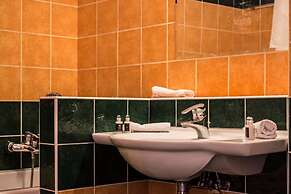 Exclusive Riverside Apartment In Heart Of Prague