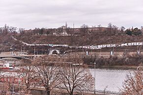 Exclusive Riverside Apartment In Heart Of Prague
