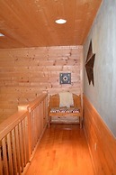 Comfortable Mountain Home near Everything yet Private