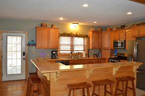 Comfortable Mountain Home near Everything yet Private