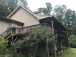 Comfortable Mountain Home near Everything yet Private