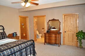 Comfortable Mountain Home near Everything yet Private