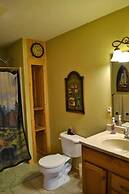 Comfortable Mountain Home near Everything yet Private