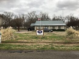Family Friendly Lake House Located at Mid-west arm of Lake Fork