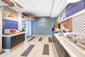 Holiday Inn Express & Suites Phoenix - Airport North by IHG