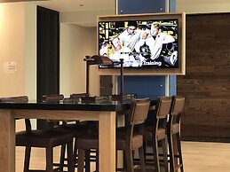 Holiday Inn Express & Suites Phoenix - Airport North by IHG