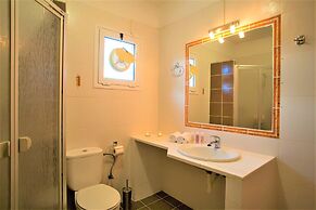 disCrete Villa Maroulas