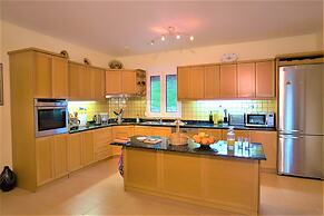 disCrete Villa Maroulas