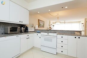 Alexander 1618 2 Bedroom Apts by RedAwning