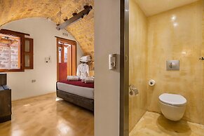 10GR Boutique Hotel and Wine Bar