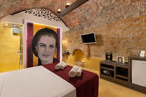 10GR Boutique Hotel and Wine Bar