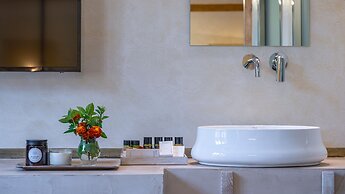 10GR Boutique Hotel and Wine Bar