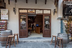 10GR Boutique Hotel and Wine Bar