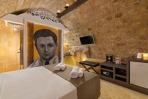 10GR Boutique Hotel and Wine Bar