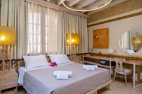 10GR Boutique Hotel and Wine Bar