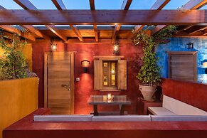 10GR Boutique Hotel and Wine Bar