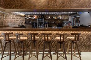 10GR Boutique Hotel and Wine Bar