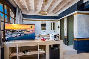 10GR Boutique Hotel and Wine Bar