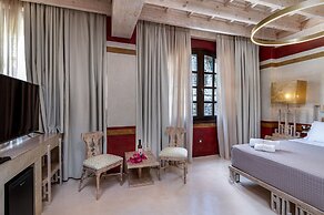 10GR Boutique Hotel and Wine Bar