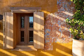 10GR Boutique Hotel and Wine Bar